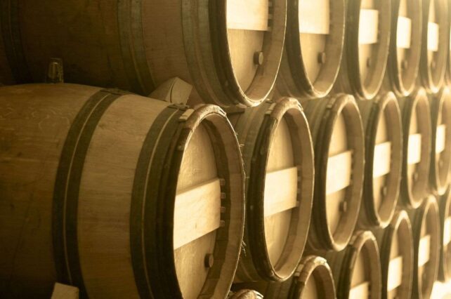 Barricas de carvalho para vinho empilhadas