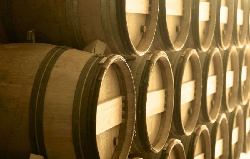Barricas de carvalho para vinho empilhadas