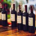 Diferentes garrafas do mesmo vinho para uma degustação vertical