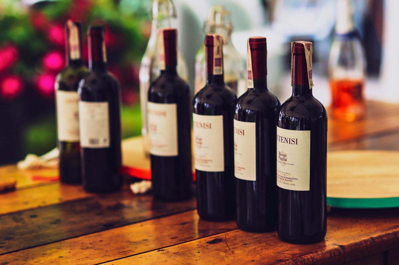 Diferentes garrafas do mesmo vinho para uma degustação vertical