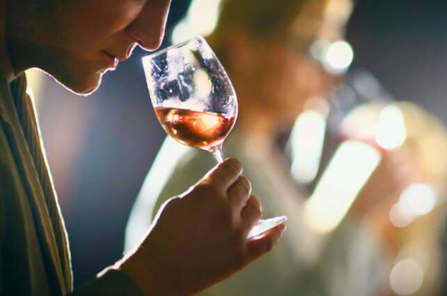 Pessoas fazendo uma degustação de vinho