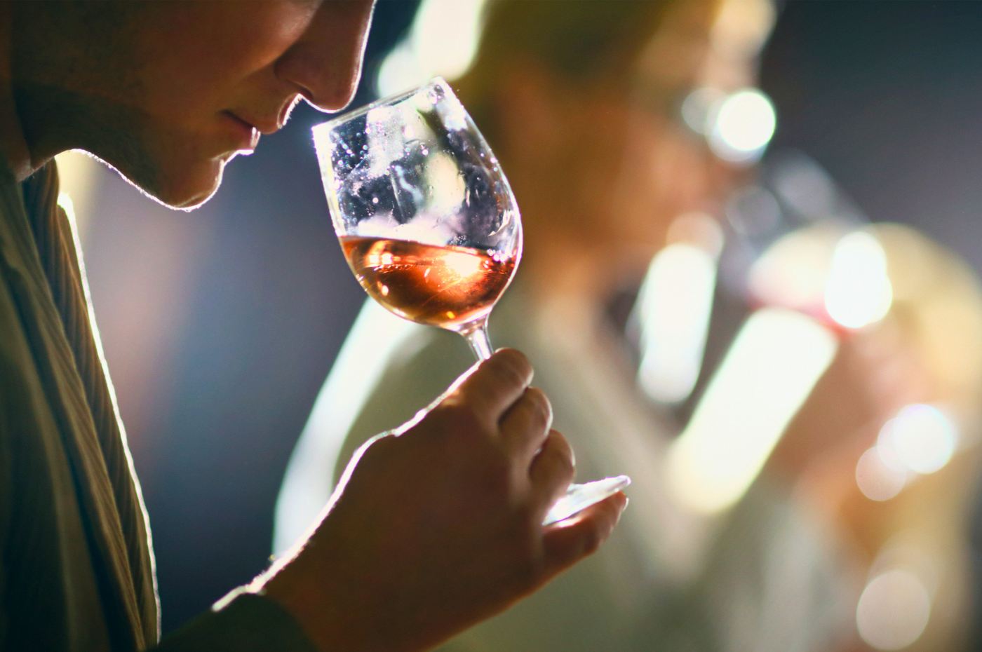 Pessoas fazendo uma degustação de vinho