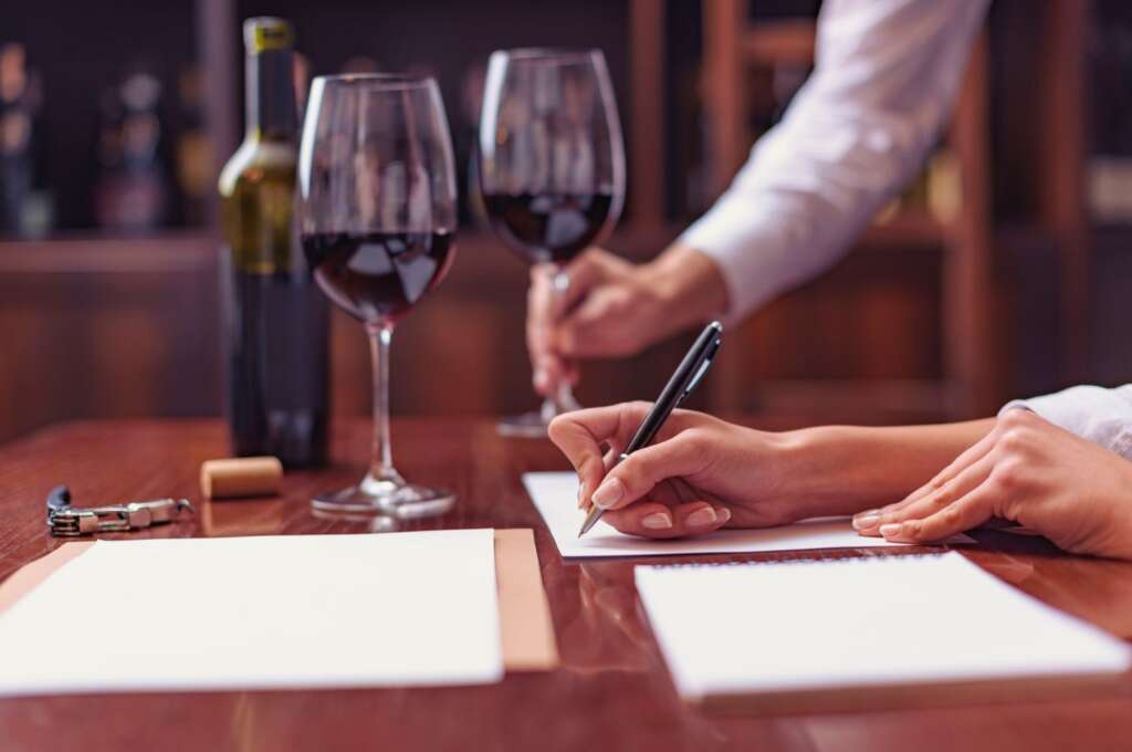 Sommeliers fazendo uma degustação de vinho profissional