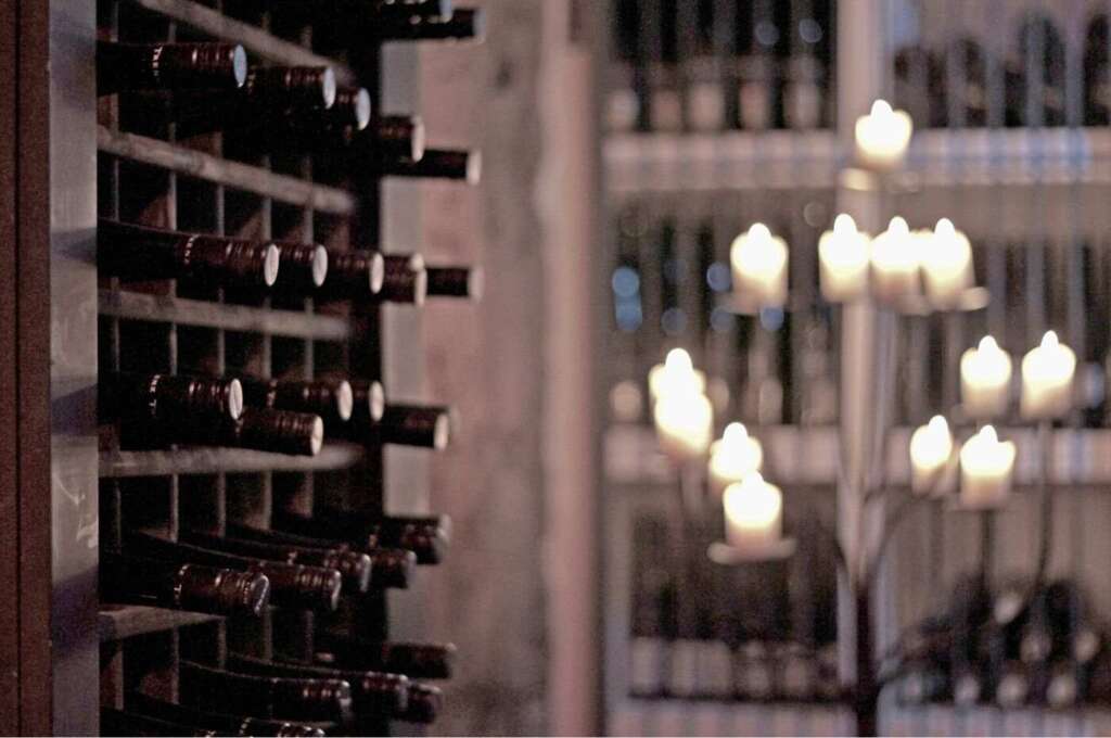 Adega de vinhos subterrânea é uma das formas de guardar vinhos corretamente