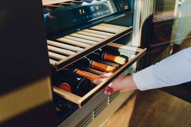 Aprenda como guardar vinhos corretamente com uma adega em casa