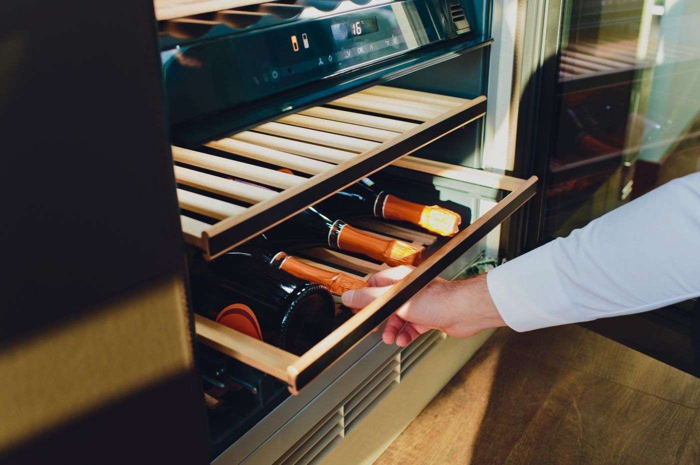 Aprenda como guardar vinhos corretamente com uma adega em casa