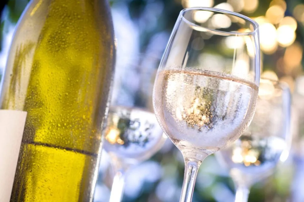 Taças de vinho branco geladas