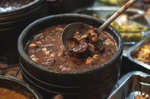Vinho com comida brasileira: feijoada é um clássico e gera vários debates