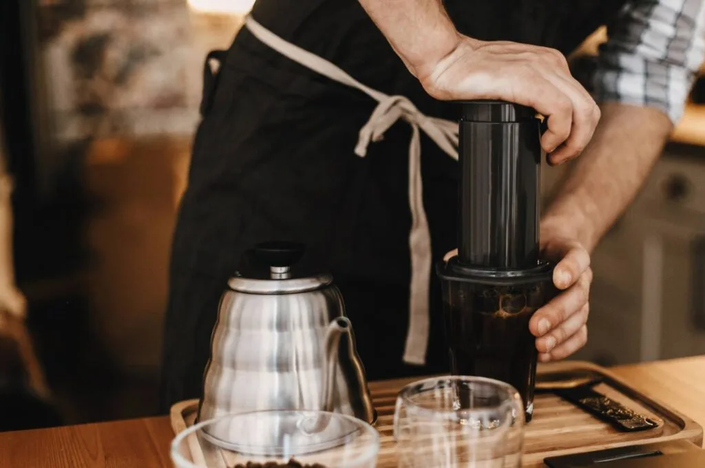Café sendo preparado pelo método Aeropress