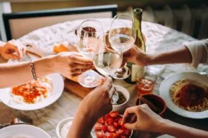 Vinho para o almoço de Páscoa: rótulos leves para aproveitar em família